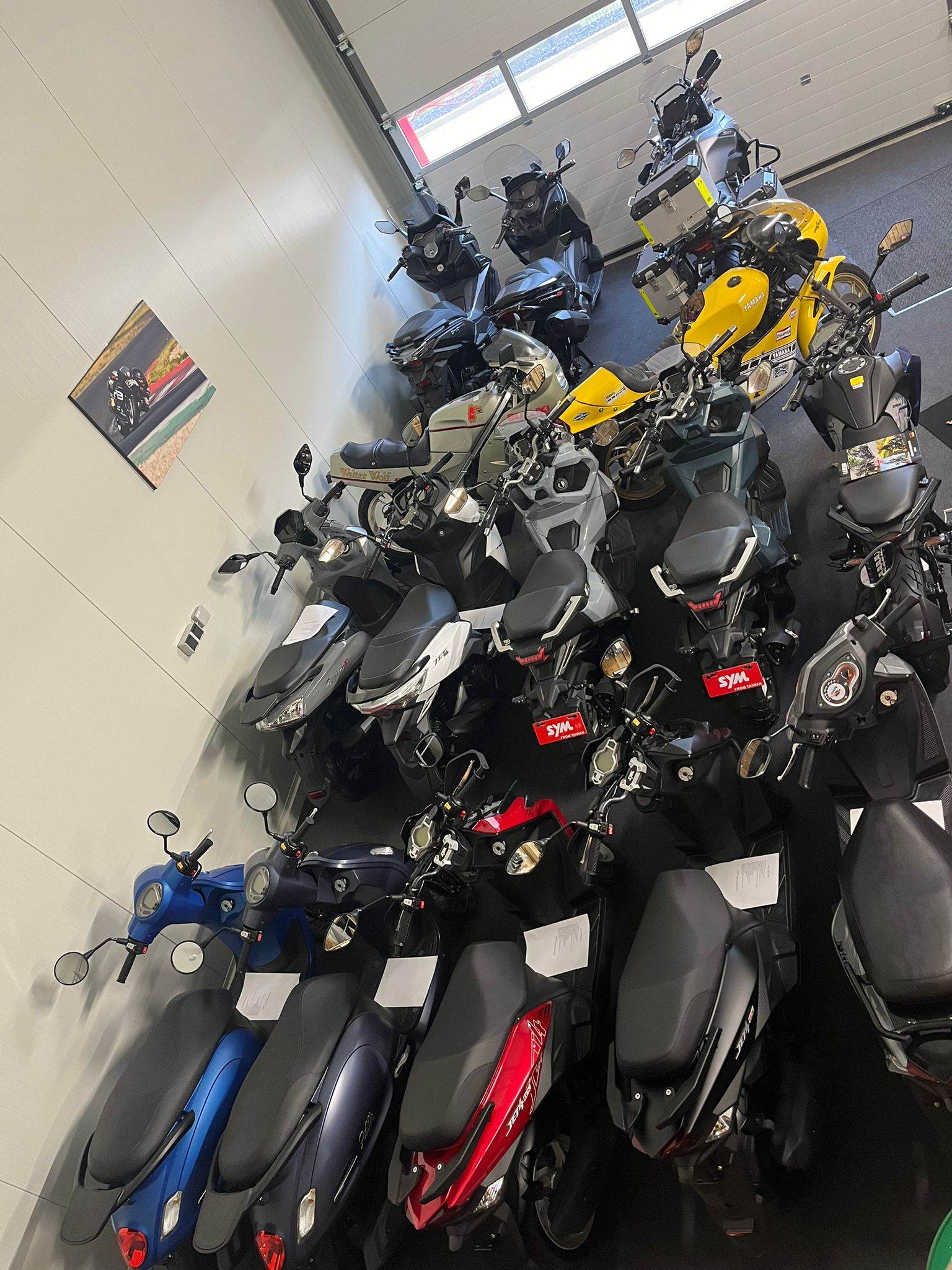 Transporter und Sportmotorrad von JW&AM Motorradaufbereitung